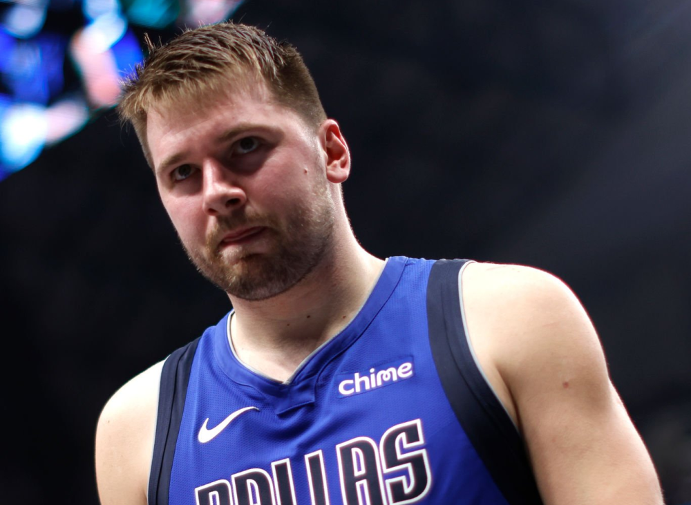 巴萨本赛季国家德比第四球衣谍照：锯齿条纹纪念05年国家德比（巴萨本季国家德比第四球衣曝光：锯齿纹致敬2005年国家德比）